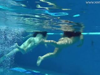 Voluptuoso chicas con grande tetitas natación bajo el agua en la piscina sexo películas
