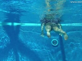 Zmyselný babes s veľký kozy plávanie podvodné v the bazén sex klipy