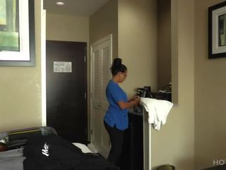 Habitación servicio! empleada es seducida por huésped mientras limpiaba el cuarto