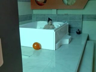 Eldre stepbrother sneaks i den badekar mens min foreldre er bort - x karakter video i spansk