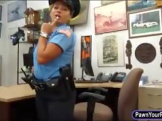 לטינית משטרה קצין מזוין על ידי pawn bloke ב ה חדר האחורי