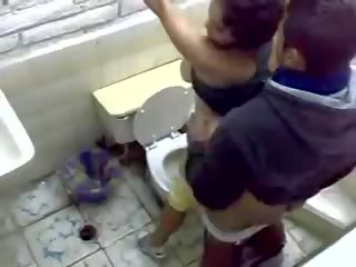 المكسيكي زوجان اشتعلت فاصوليا مارس الجنس في مرحاض فيد