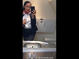 Latina stewardessen joins den onani mil hög klubb i den lavatory och cums