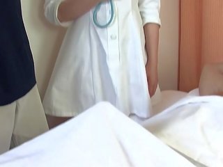 Asiatique healer baise deux chaps en la hôpital