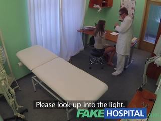 Fakehospital belas morena necessidades médicos conselho em dela itchy cona