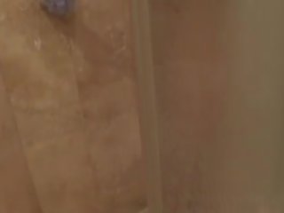 Humide latine montre chauve minou et seins en la douche